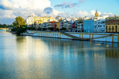 Todo lo que debes saber del barrio de Triana en Sevilla: tradición flamenca a orillas del Guadalquivir