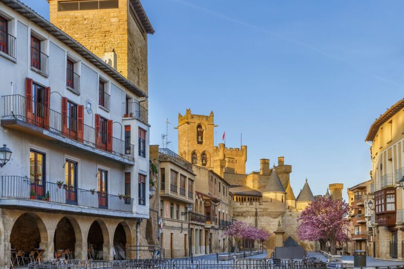 Un palacio real convertido en parador, galerías subterráneas y antiguas murallas: así es Olite, una joya medieval en el corazón de Navarra