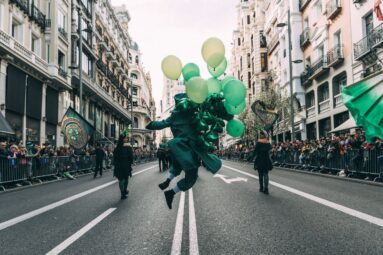 Los mejores planes de San Patricio en Madrid: desfiles de gaiteros, música irlandesa y fiestas en el hipódromo