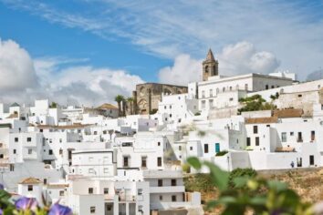Uno de los pueblos con más encanto de Andalucía se llena de velas esta semana: está en Cádiz y es precioso